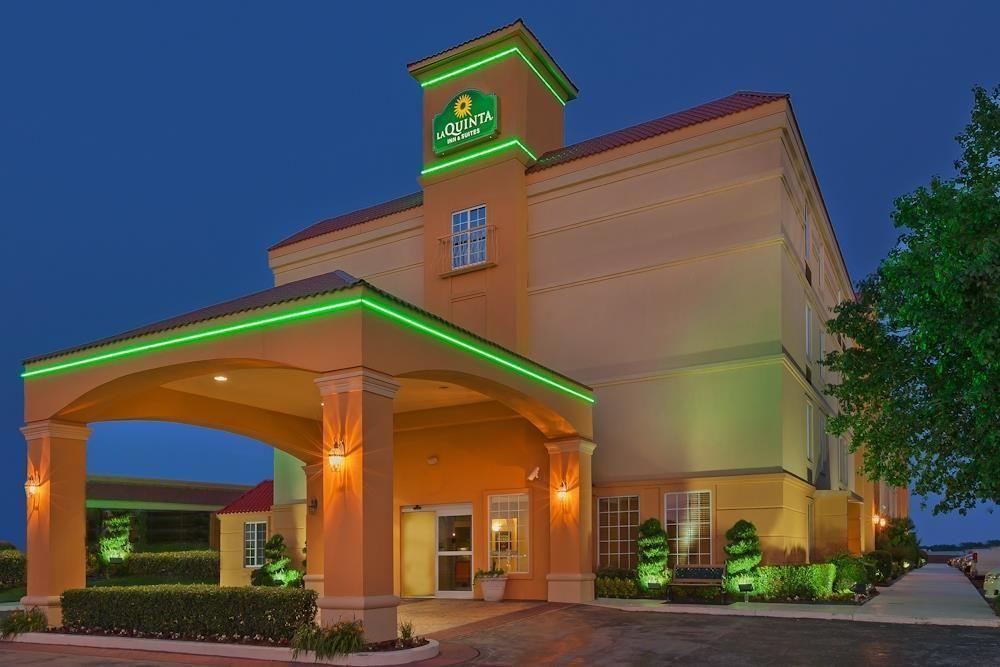 La Quinta Inn & Suites Tulsa Exterior photo